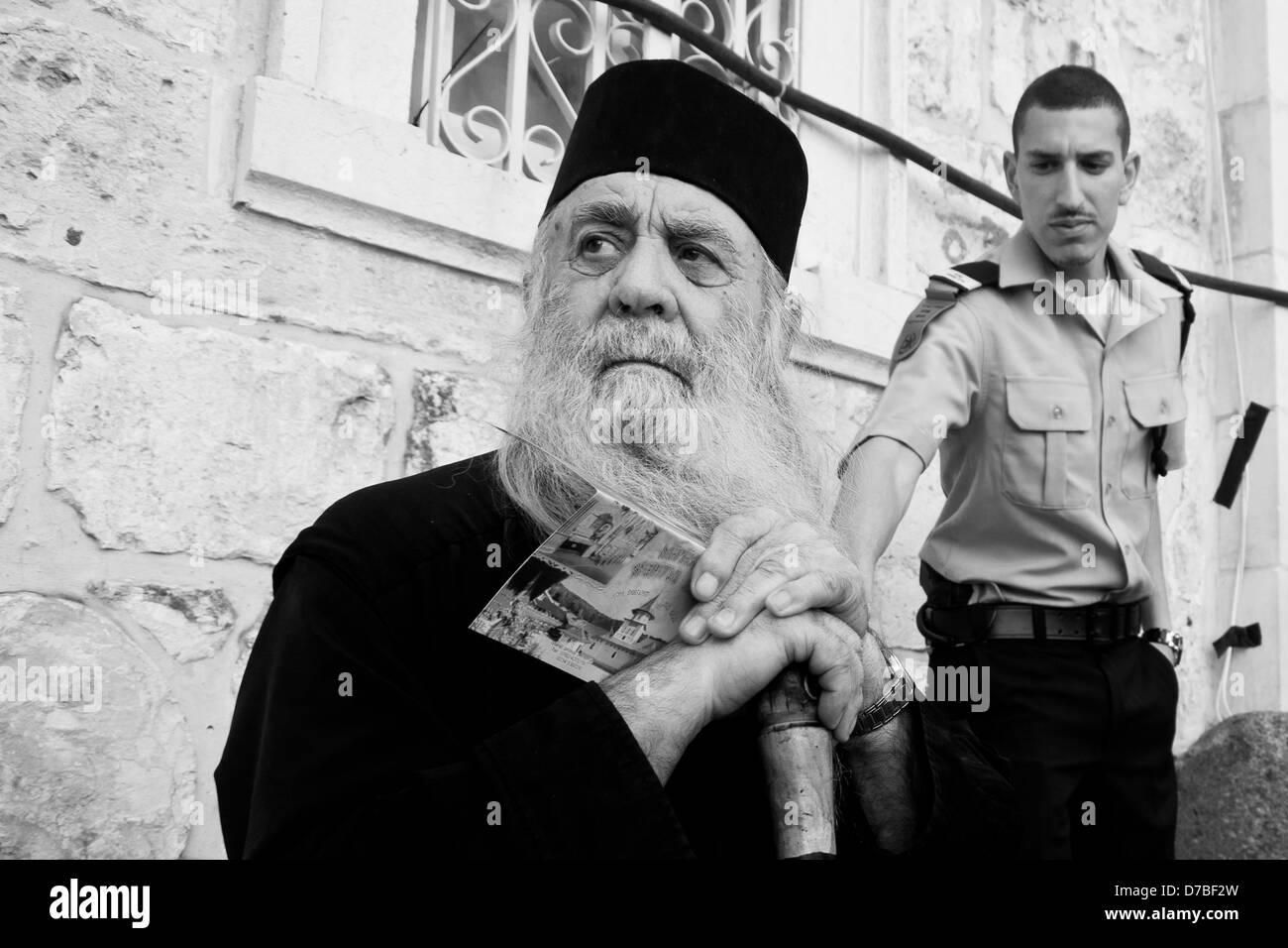 Gerusalemme, Israele. Il 3 maggio 2013. Devoti cristiani attendere per entrare nella chiesa del Santo Sepolcro come tentativo di polizia per la regolazione del flusso e di evitare il sovraffollamento. Gerusalemme, Israele. 3-Maggio-2013. Migliaia di ortodossi orientali cristiani prendere parte in crucessions lungo la Via Dolorosa, ripercorrendo gli ultimi passi di Gesù, il santo e grande venerdì, che precede la Pasqua. Emozioni climax sull approccio alla Chiesa del Santo Sepolcro. Credito: Nir Alon / Alamy Live News Foto Stock