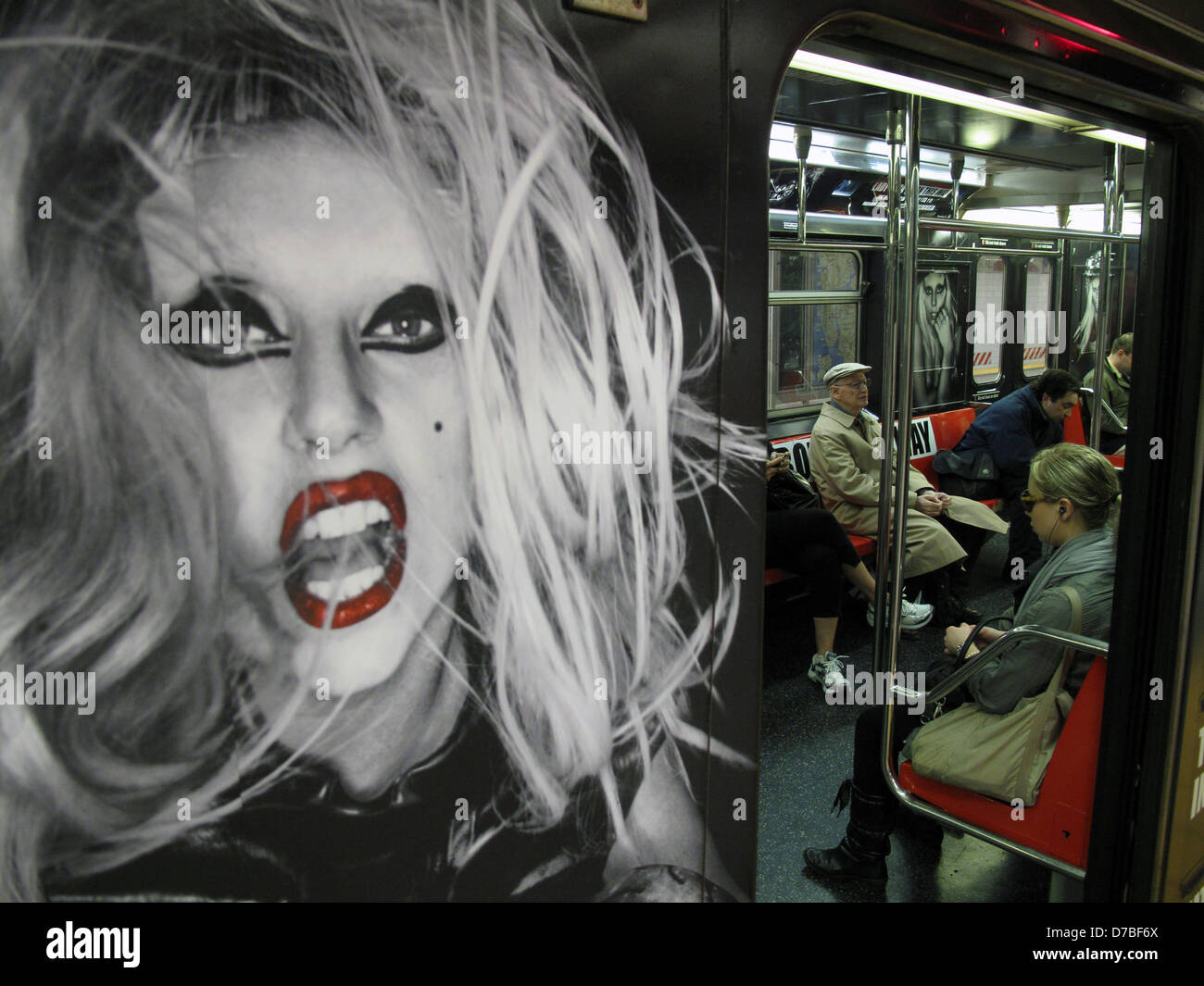 GAGA ADORNA DI NEW YORK alla metropolitana di Lady Gaga ha preso in consegna la città di New York - la grafica dal suo prossimo album nato in questo modo ha Foto Stock