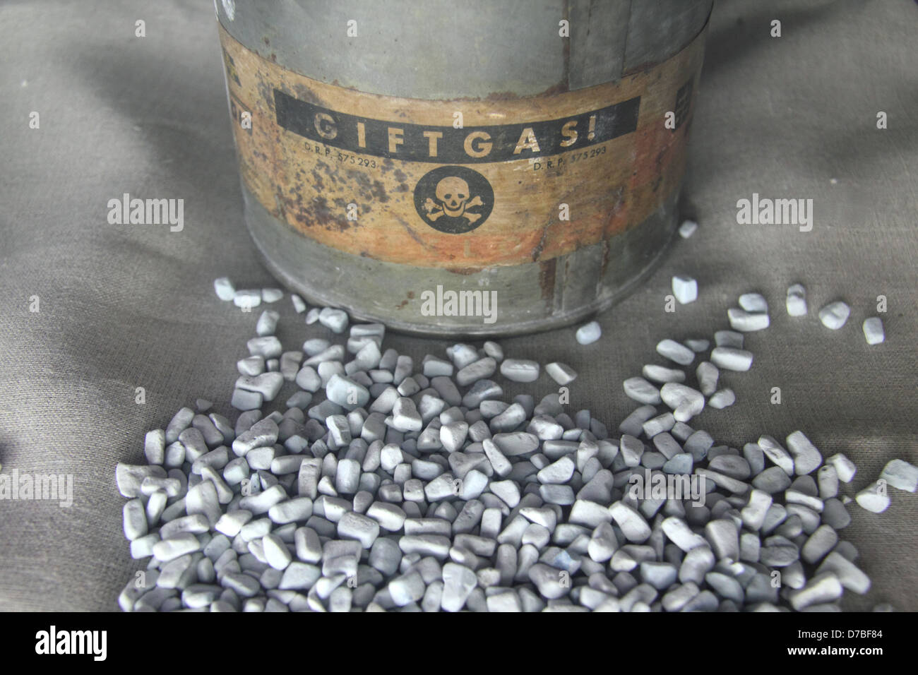 Un può di Zyklon B con granuli di adsorbente utilizzato dai nazisti a veleno prigionieri in campi di sterminio Foto Stock