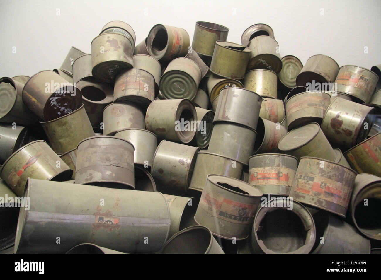 Vuoto gas velenosi i barattoli di Zyklon B che sono stati utilizzati dai nazisti a veleno prigionieri in campi di sterminio Foto Stock