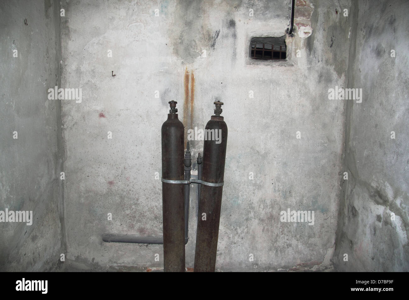 Cilindri di monossido di carbonio posto accanto alla camera del gas a morte Majdanek camp Foto Stock