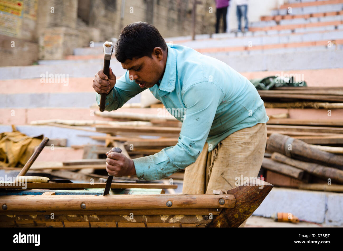 VARANASI, India - 27 gennaio: falegname barca costruzione il 27 gennaio 2013 a Varanasi. Foto Stock