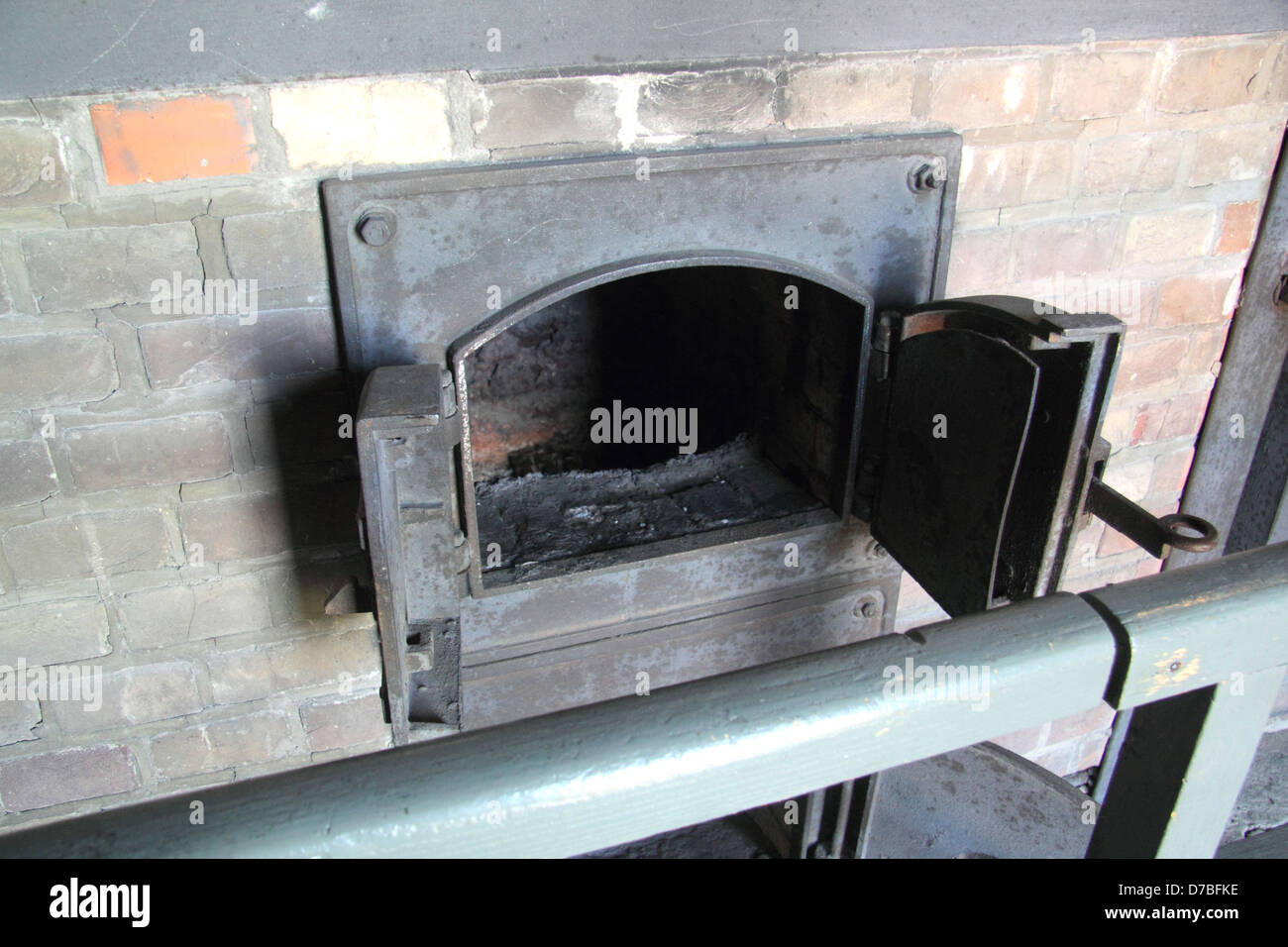 Porte di uscita per vittime di cenere dai forni nel crematorio di Majdanek morte camp in Polonia Foto Stock