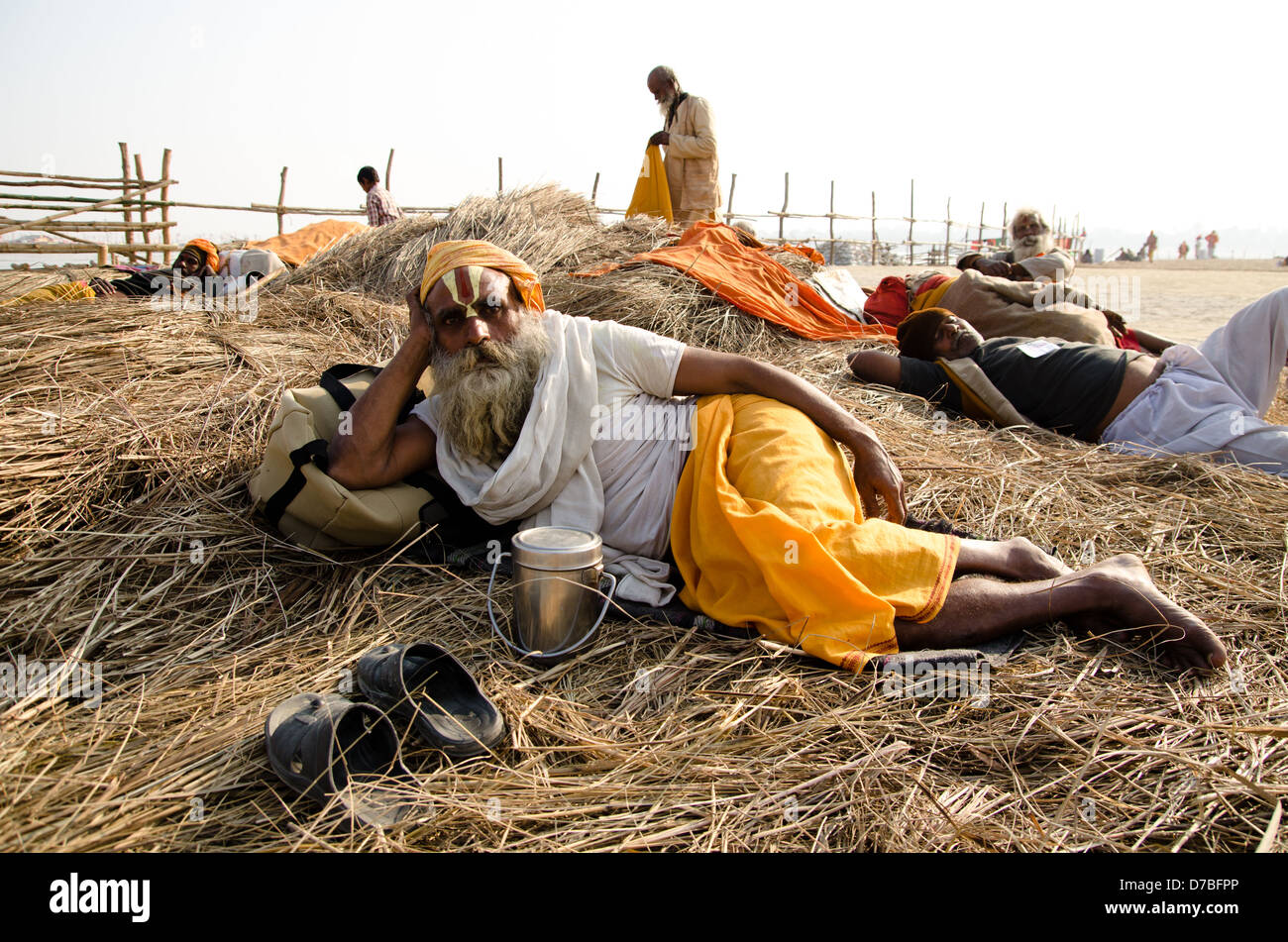 ALLAHBAD, India - 28 gennaio: Babà rilassarsi presso il Kumbh Mela festival religioso il 28 gennaio 2013 in Allahbad. Foto Stock