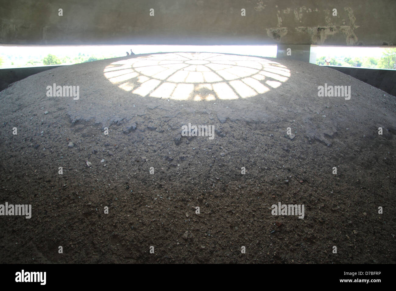Vittime' ceneri visualizzata sotto la cupola del Mausoleo di Majdanek Memorial Site Foto Stock
