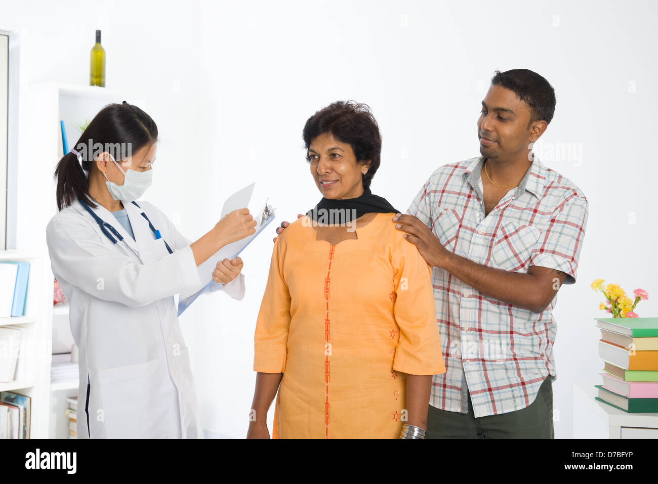 Indian punjabi senior medical checkup con un asiatico medico donna Foto Stock