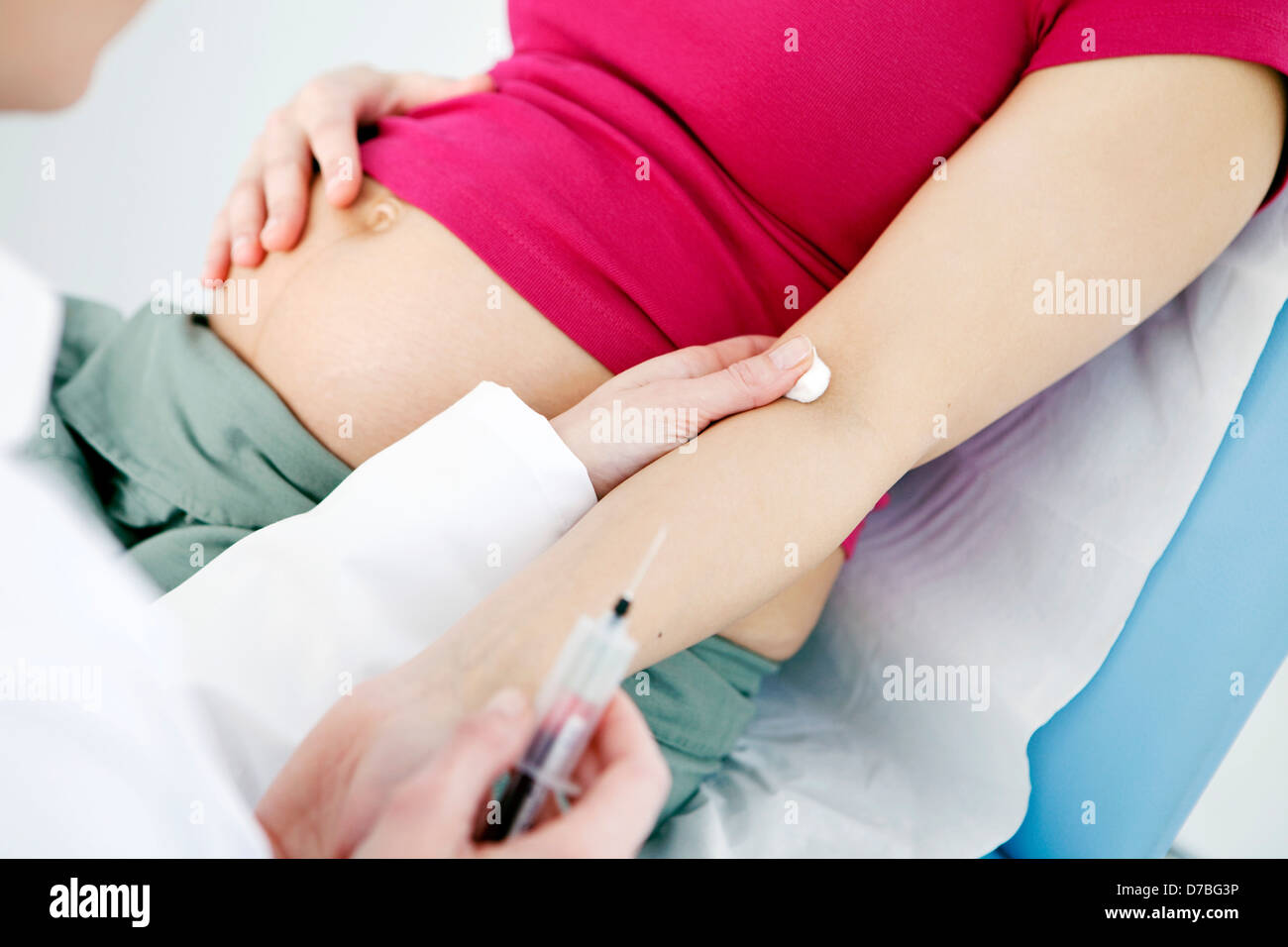 Campione di sangue, la donna in stato di gravidanza Foto Stock