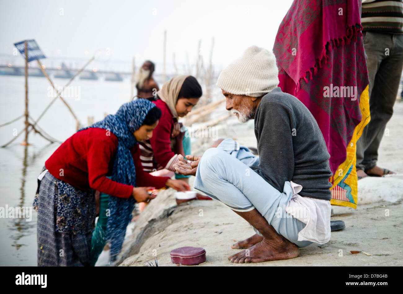 ALLAHBAD, India - 28 gennaio: Pellegrino rende offrendo al fiume Gange presso il Kumbh Mela festival religioso il 28 gennaio 2013 Foto Stock