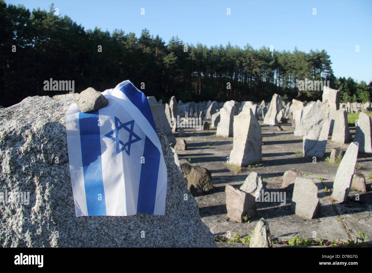 Bandiera israeliana la commemorazione della Shoah ebraica vittime a Treblinka campo di sterminio in Polonia Foto Stock