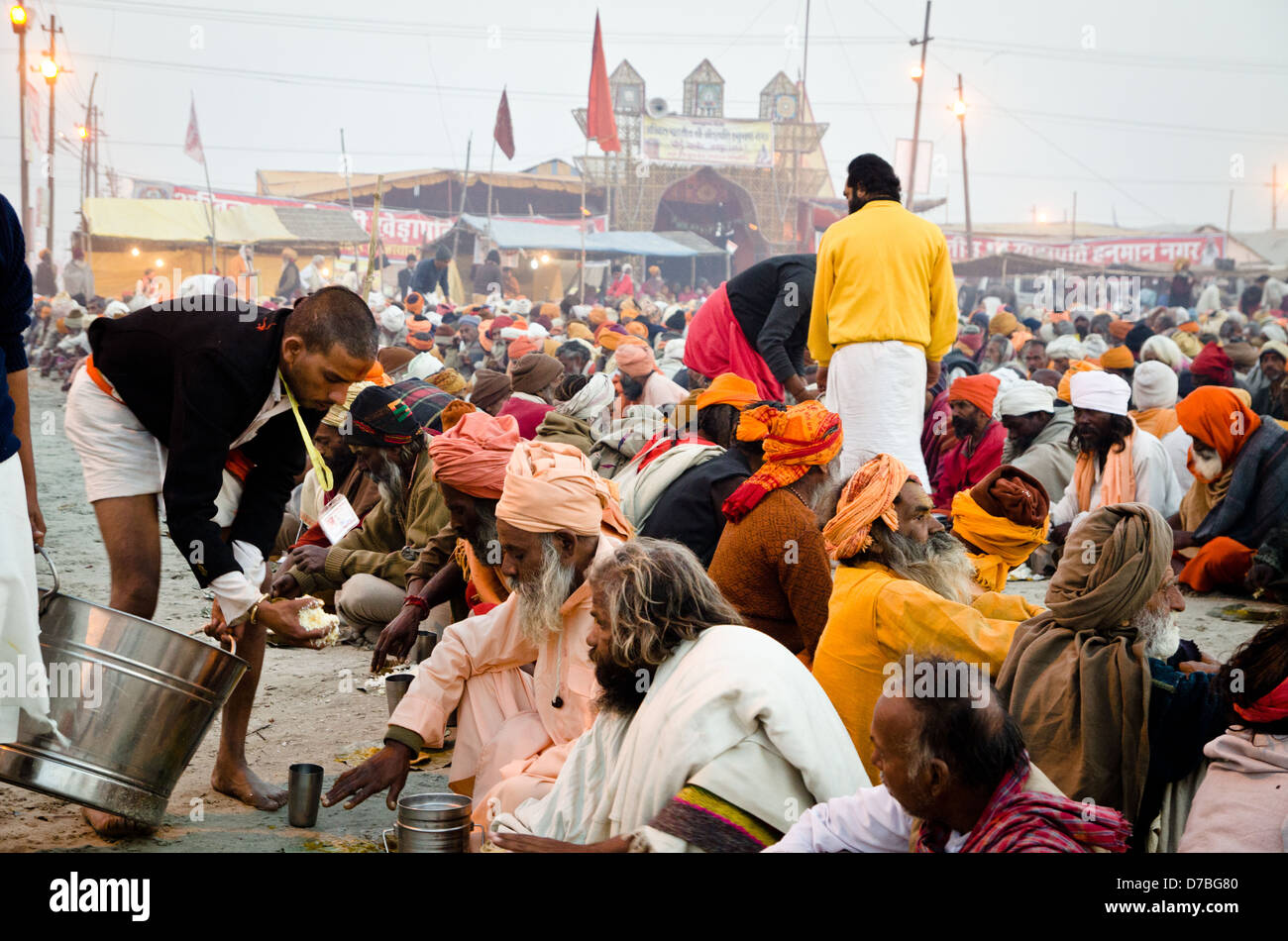 ALLAHBAD, India - 28 gennaio: alimentazione del babà (santo-uomini) presso il Kumbh Mela festival religioso il 28 gennaio 2013. Foto Stock