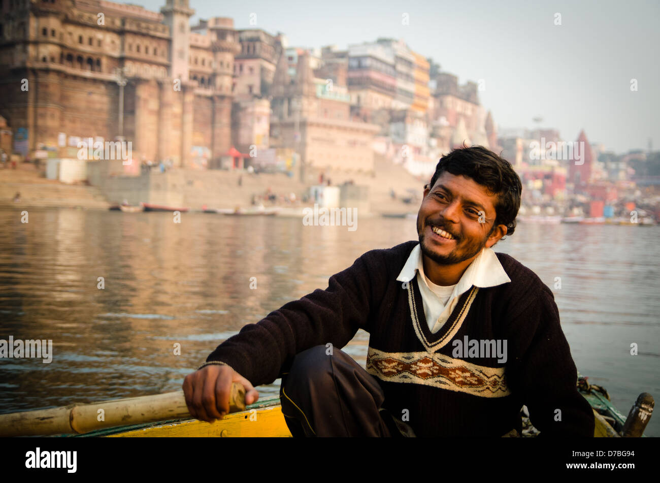 VARANASI, India - 29 gennaio: barcaiolo sul fiume Gange il 29 gennaio 2013 a Varanasi. Foto Stock