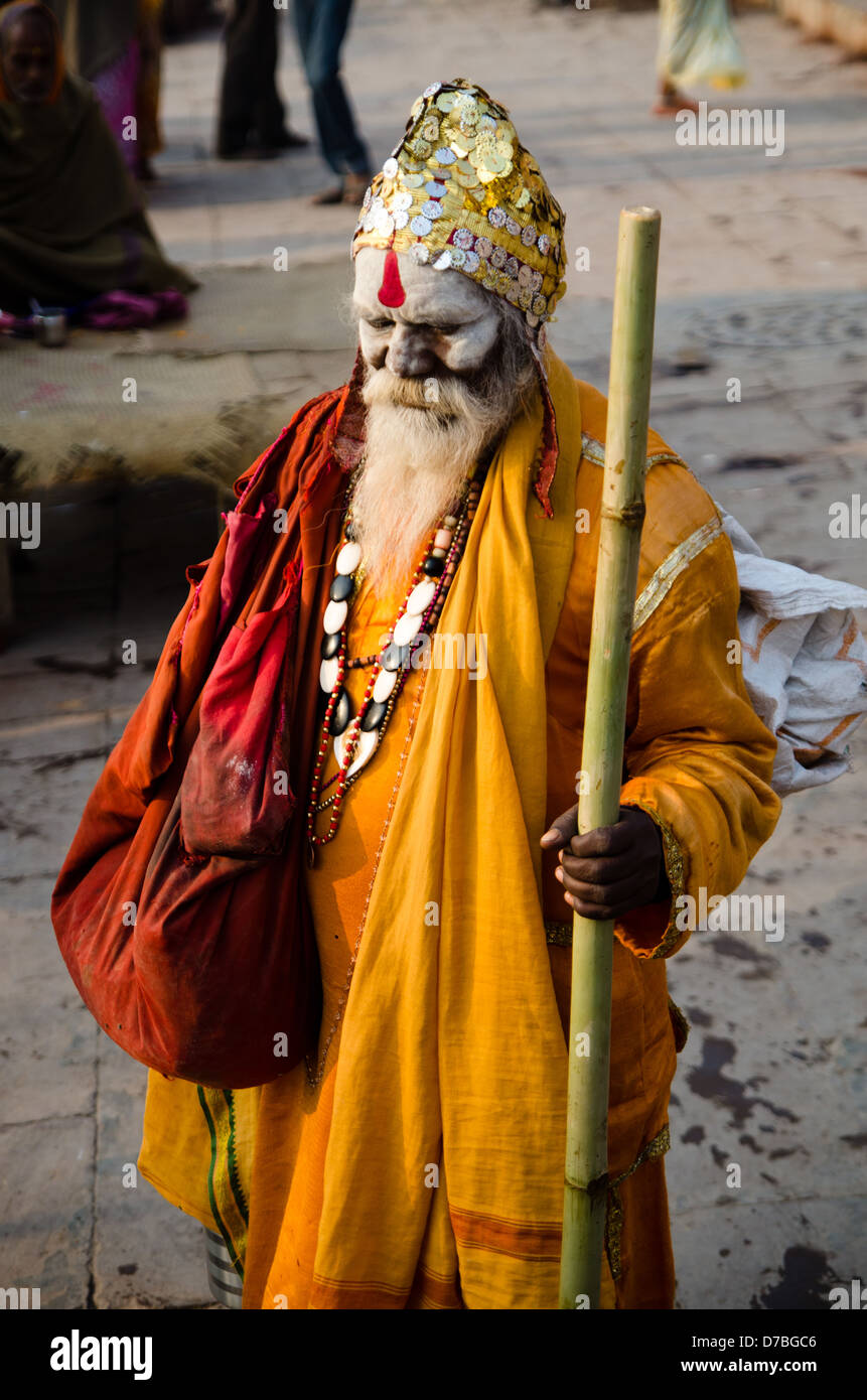 VARANASI, India - 29 gennaio: Baba (santo-l'uomo) pone turistico per il 29 gennaio 2013. Foto Stock