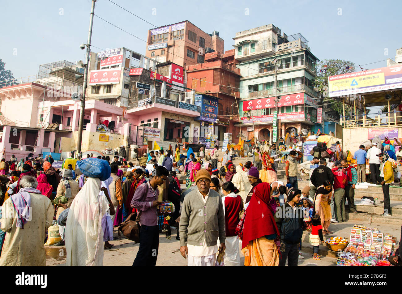 VARANASI, India - 29 gennaio: la folla di persone lungo i ghats il 29 gennaio 2013 a Varanasi. Foto Stock
