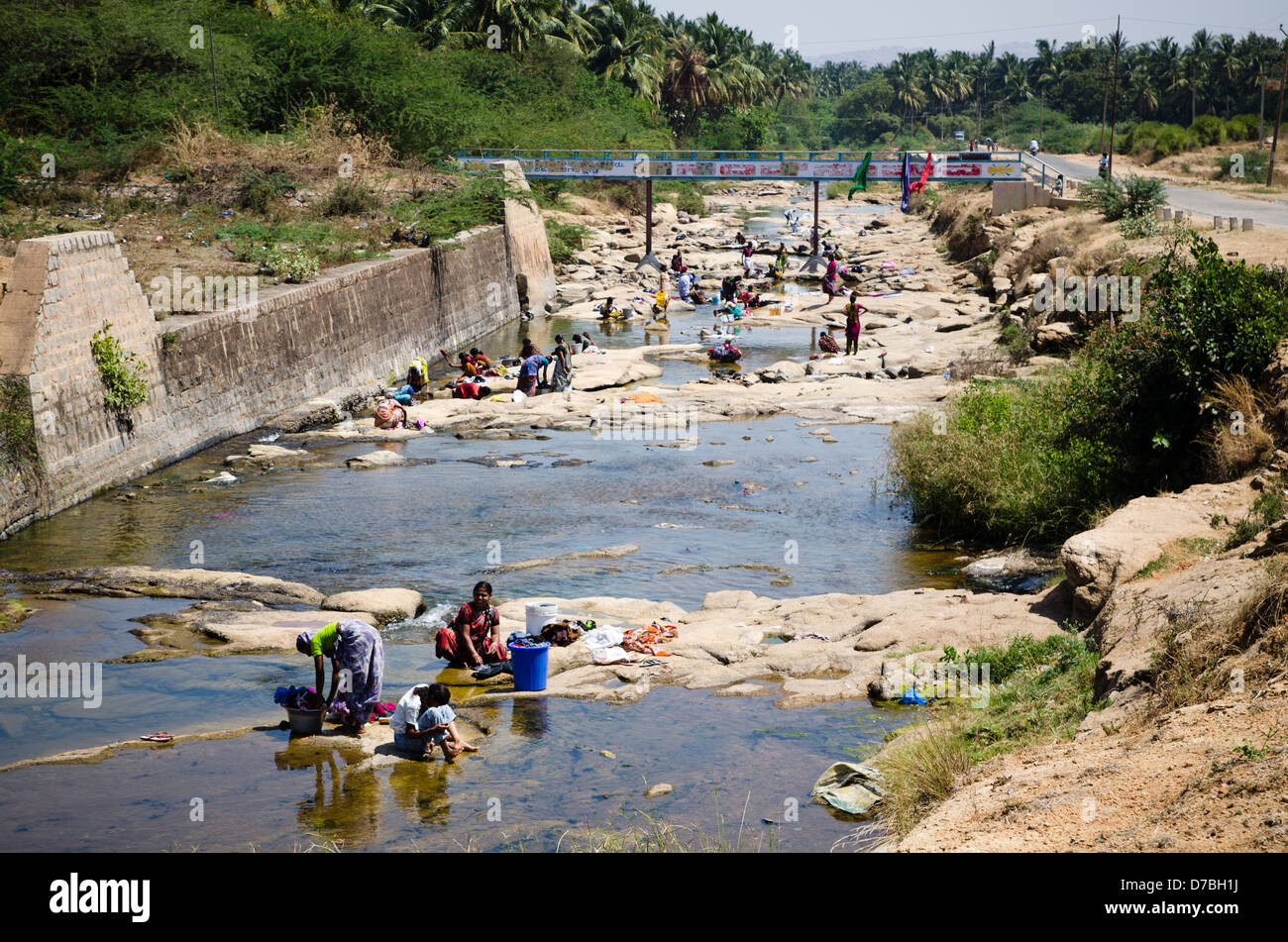 KAMALAPUR, India - 4 Marzo: persone locali lavare i panni nel fiume il 4 marzo 2013 in Kamalapur. Foto Stock
