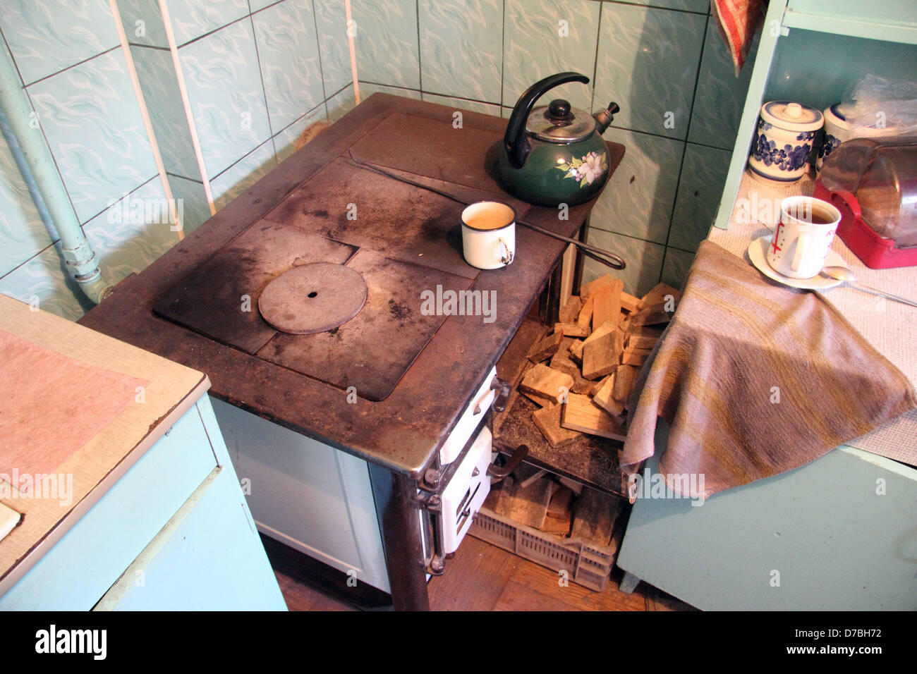 Stufa di legno in una tradizionale cucina appartenenti ad una anziana signora polacchi che vivono in Wloclawek, Polonia Foto Stock