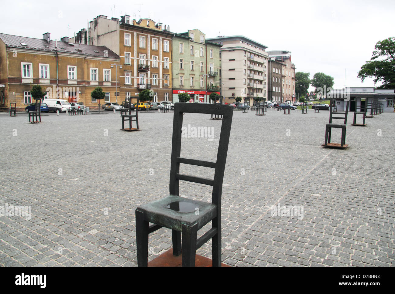 Monumentale sedie in metallo a Zgody Sq. memorializing vittime del ghetto di Cracovia, in Polonia Foto Stock