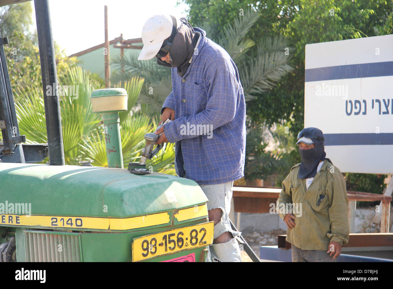 Il rifornimento di un trattore John Deere in Kibbutz Ketura in Arava Foto Stock