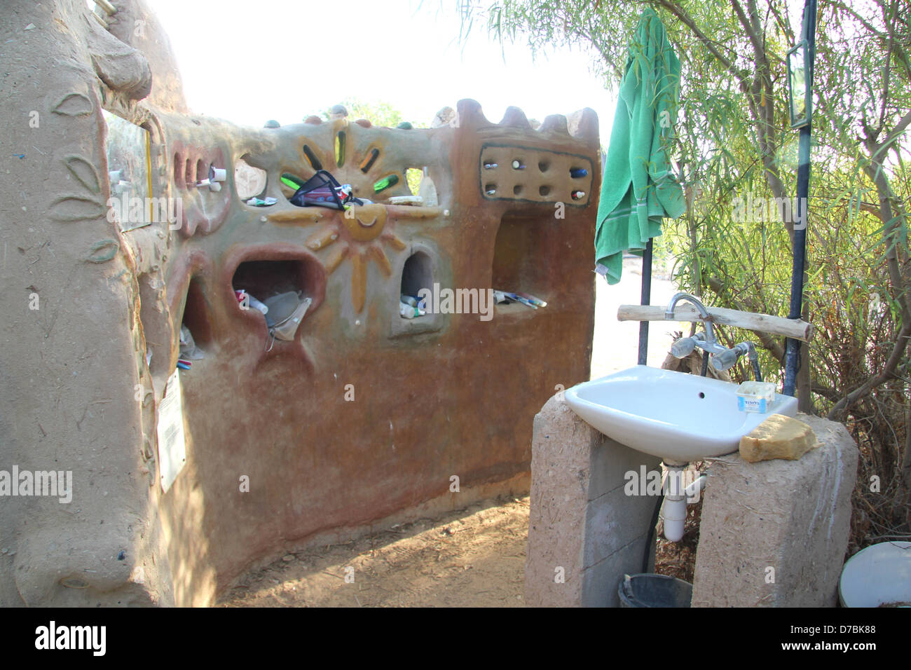 Dissipatore di lavaggio e di acqua riciclata lavatoio nei kibbutz Lotan, Arava desert, a sud di Israele Foto Stock
