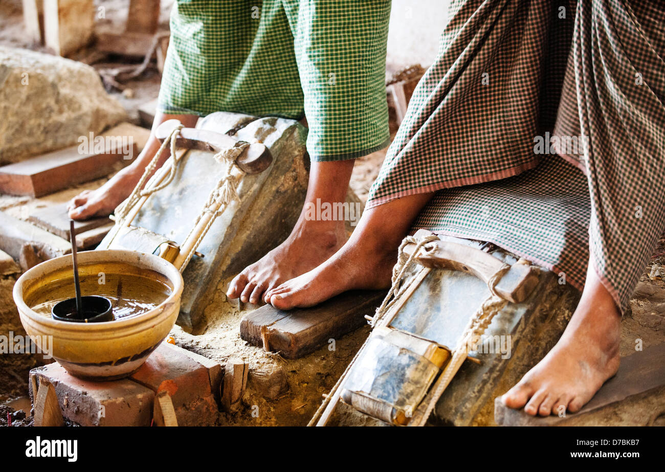 Lavoratori durante il workshop di oro, Mandalay Birmania (Myanmar) Foto Stock