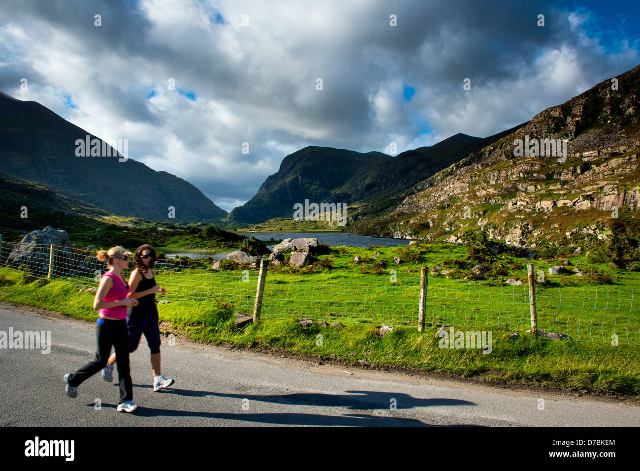 Ragazze jogging,Gap di Dunloe, del Macgillicuddy reeks, Co. Kerry, Irlanda, Parco Nazionale di Killarney Foto Stock