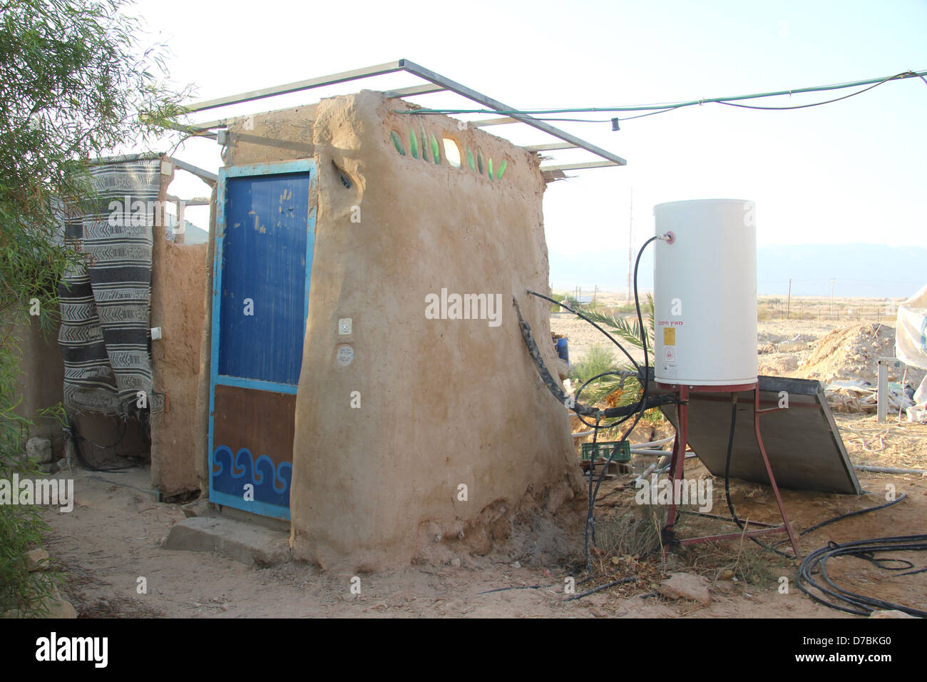 Alimentati a energia solare di acqua calda nella doccia Lotan, il kibbutz ecologico in Arava, a sud di Israele Foto Stock