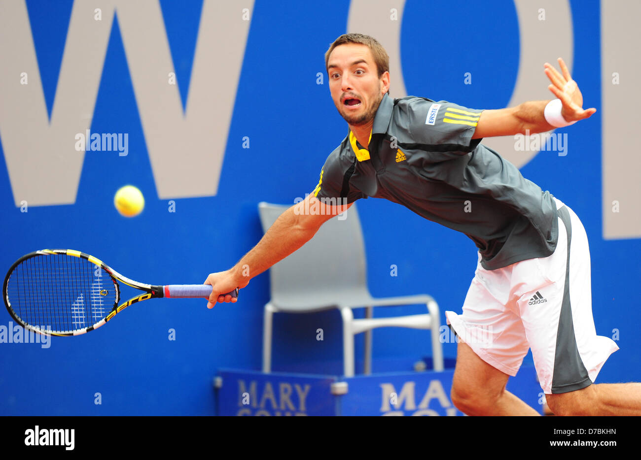 La Serbia il Viktor Troicki restituisce la sfera durante l'quarterfinal match contro la Germania KOHLSCHREIBER: risultati nei al Torneo ATP di Monaco di Baviera, Germania, 03 maggio 2013. Foto: MARC MUELLER Foto Stock