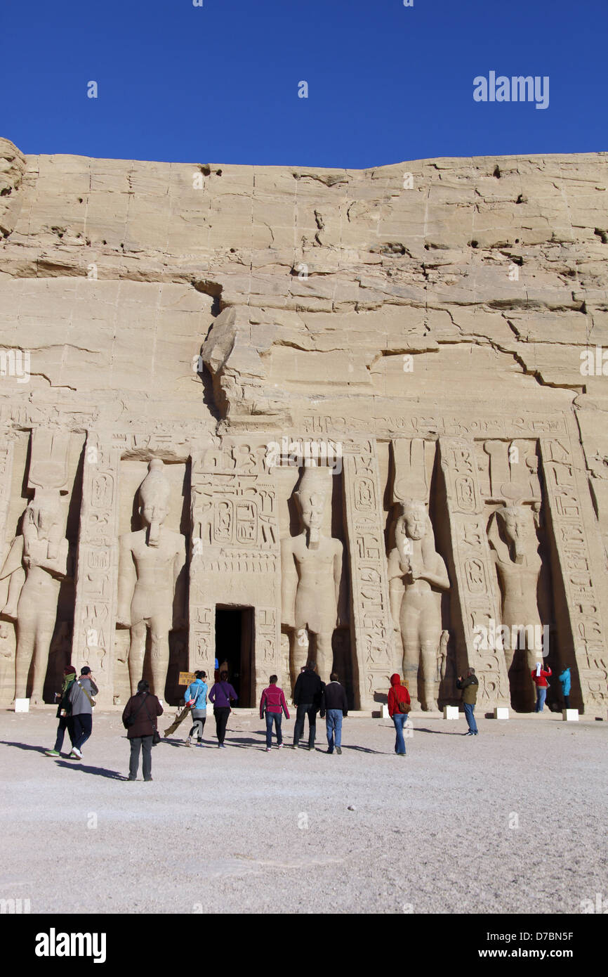 Il piccolo tempio di Hathor e NEFERTARI Abu Simbel Egitto NUBIA 11 Gennaio 2013 Foto Stock