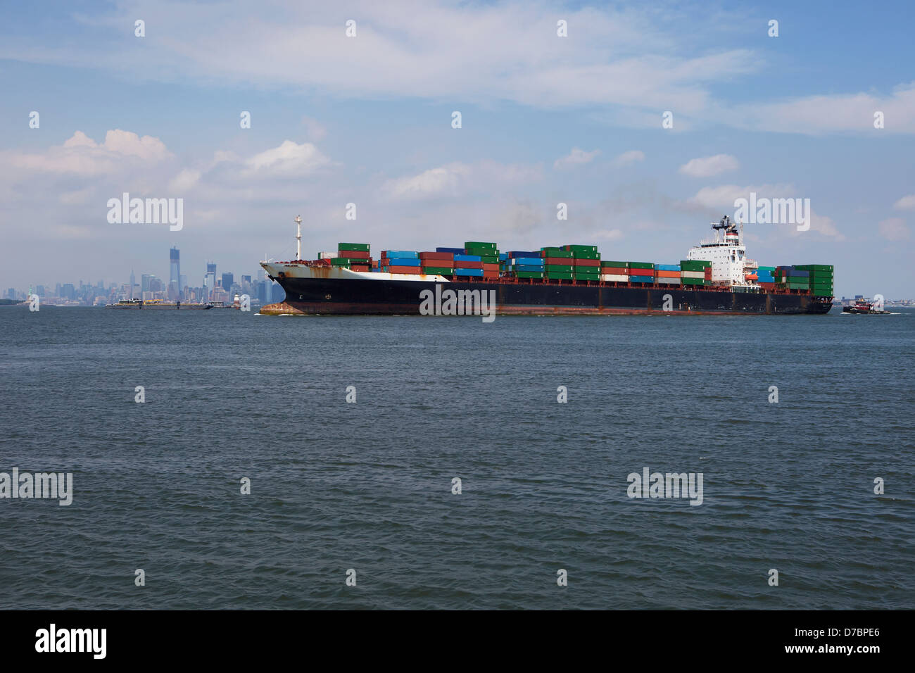 Nave portacontainer in arrivo sulla baia superiore tra Staten Island e Manhattan;New York City New York Stati Uniti d'America Foto Stock