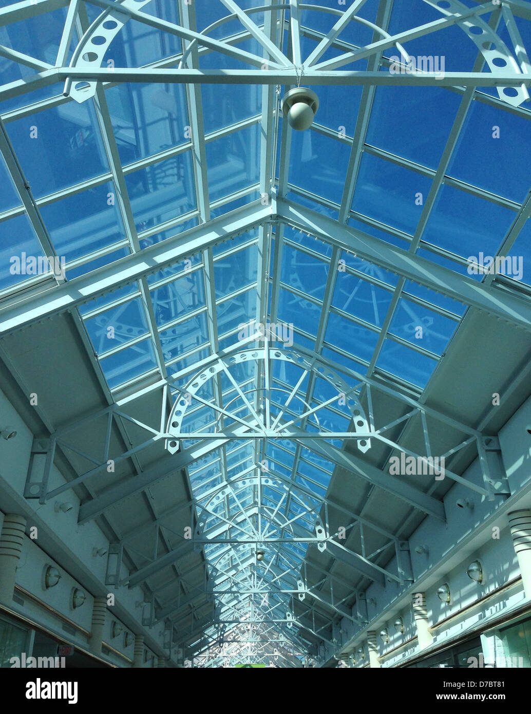 Soffitto di vetro nel centro commerciale per lo shopping. Foto Stock