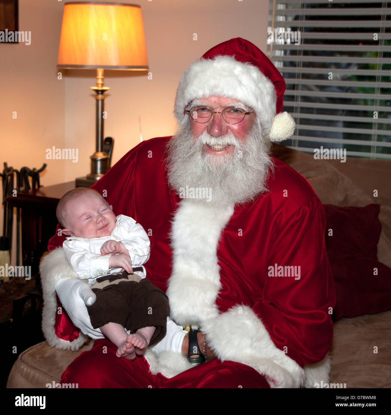 Santa Claus holding piccolo bambino. Foto Stock