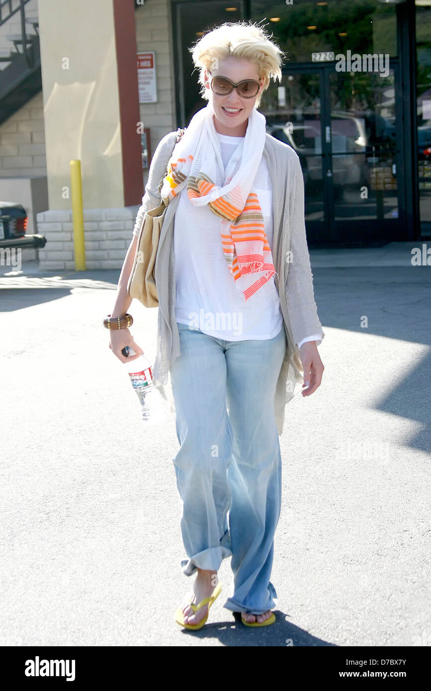 Katherine Heigl Vestito in vestiti larghi come lei lascia il chiodo alla  punta Rescue salon in argento il lago di Los Angeles, California Foto stock  - Alamy