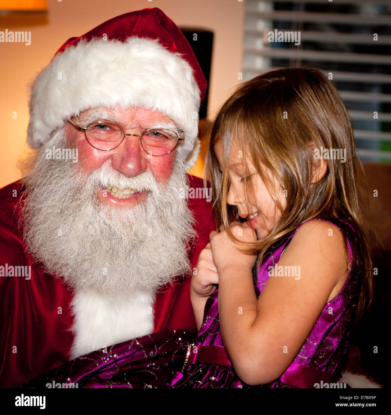 Babbo Natale chiedendo bambina cosa vuole per Natale. Foto Stock