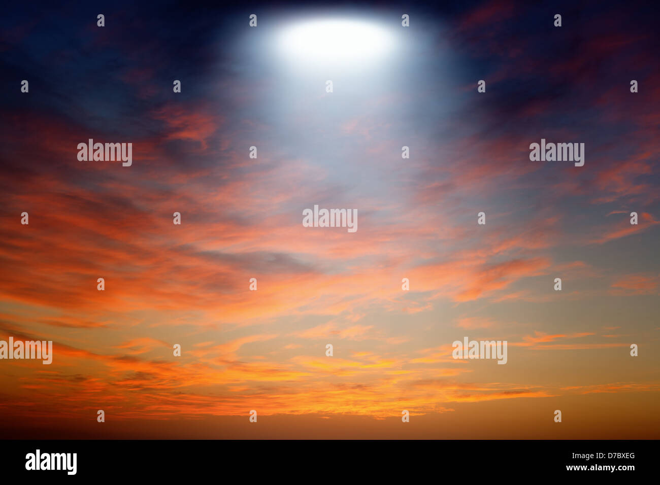 Abstract sfondo fantastico, rosso tramonto, bright spotlight dal di sopra appare come ufo Foto Stock