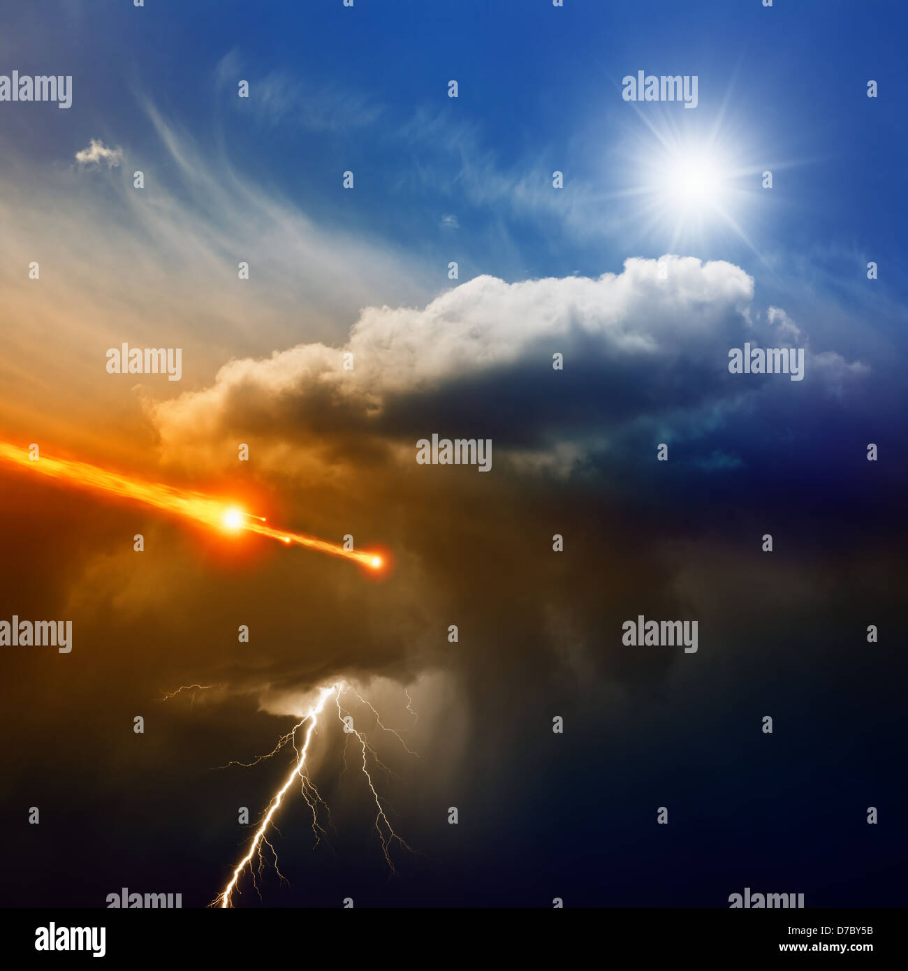 Sfondo drammatico - fulmini in scuro cielo tempestoso, il sole splende da sopra, asteroide, meteorite impatto Foto Stock