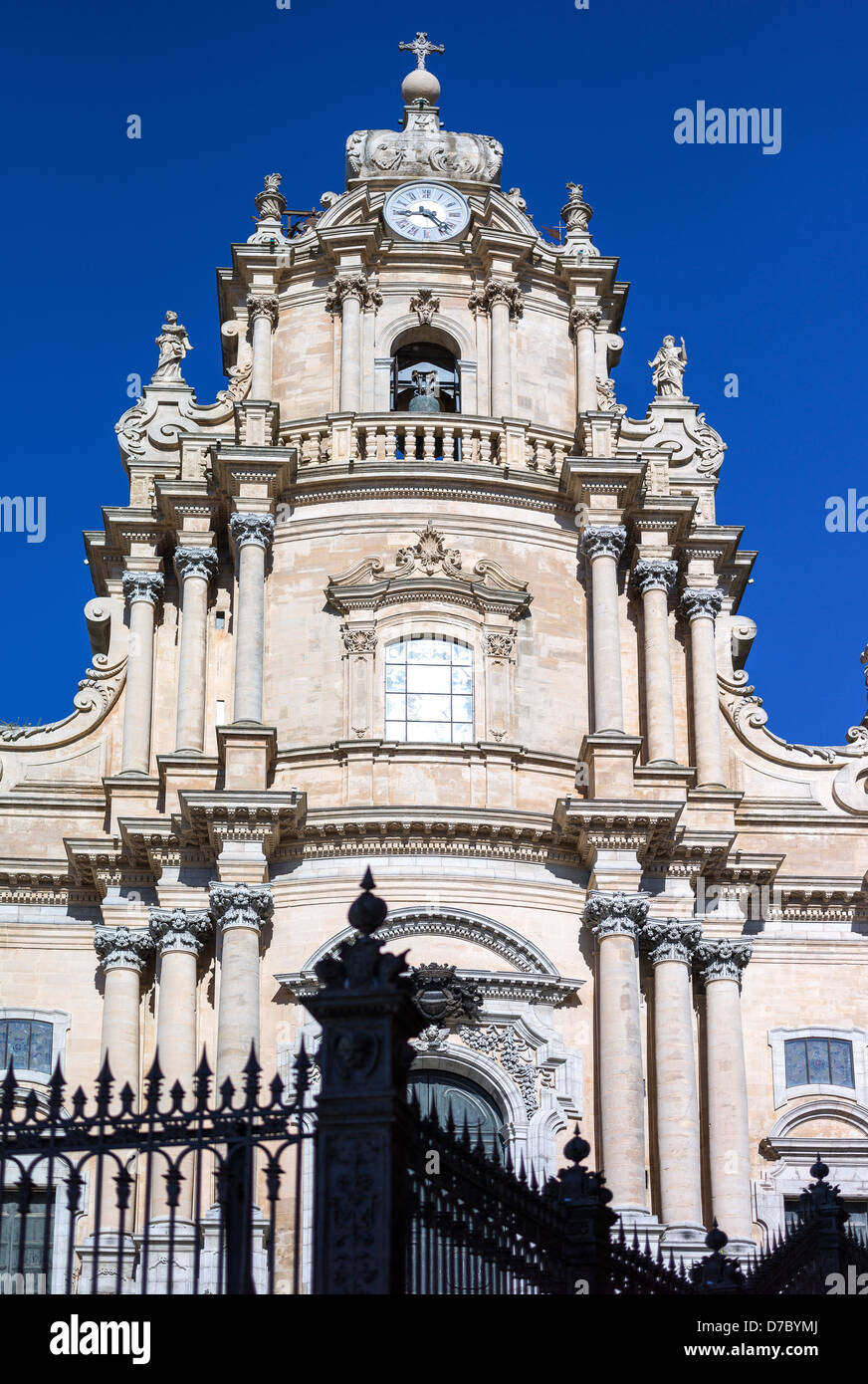 Europa Italia, sicilia,,Ragusa Ibla, la Piazza del Duomo di San Giorgio duomo progettato da Rosario Gagliardi dettaglio della facciata Foto Stock