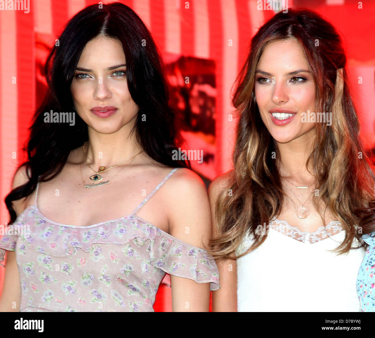 Adriana Lima e Alessandra Ambrosio Victoria's Secret Bombshells rivelano il 'Cosa è sexy?' elenco e kick-off la notizia bomba Foto Stock