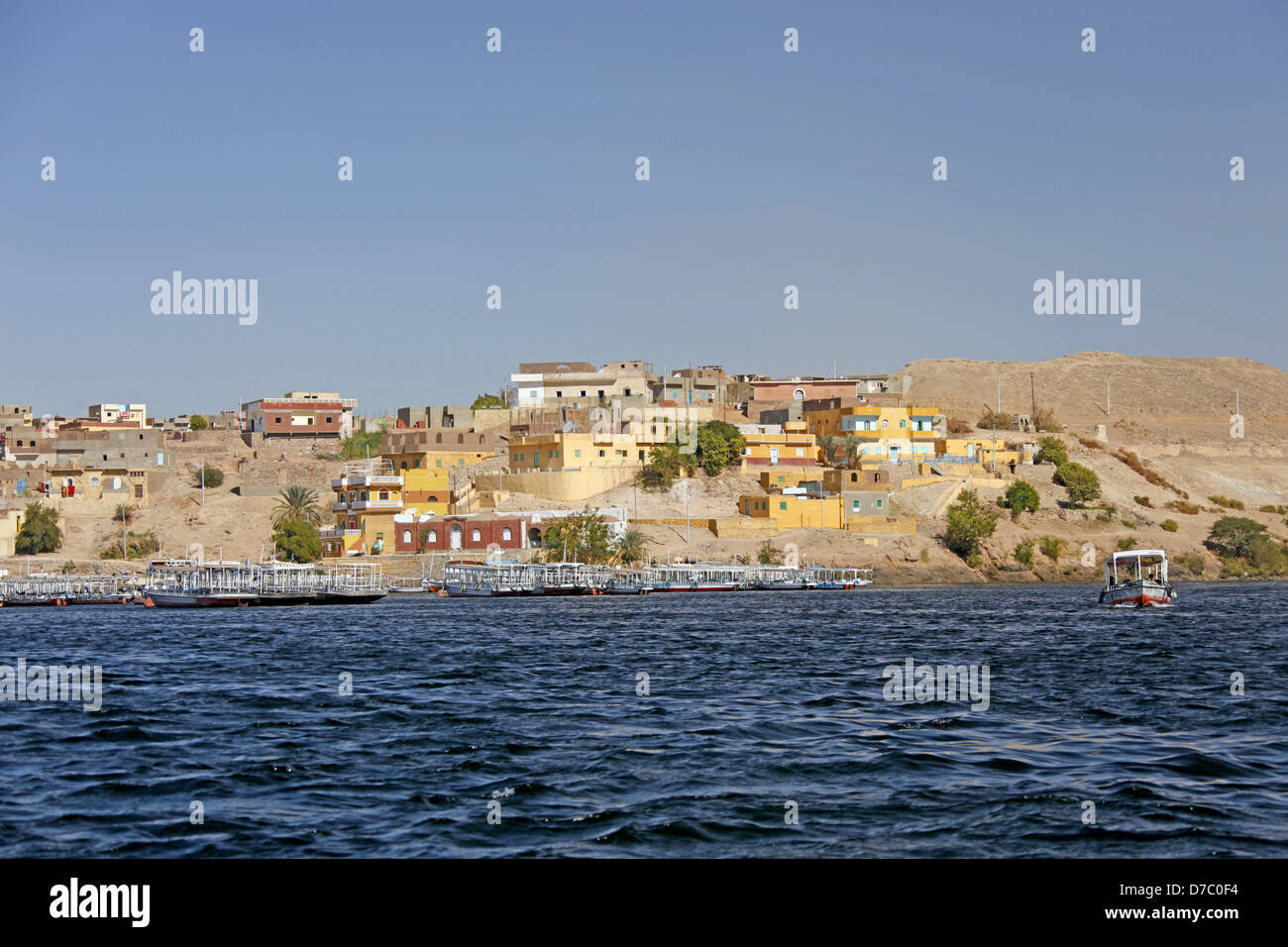 Lago Nasser & NUBIAN VILLAGE A SCELLAL ASWAN EGITTO 10 Gennaio 2013 Foto Stock