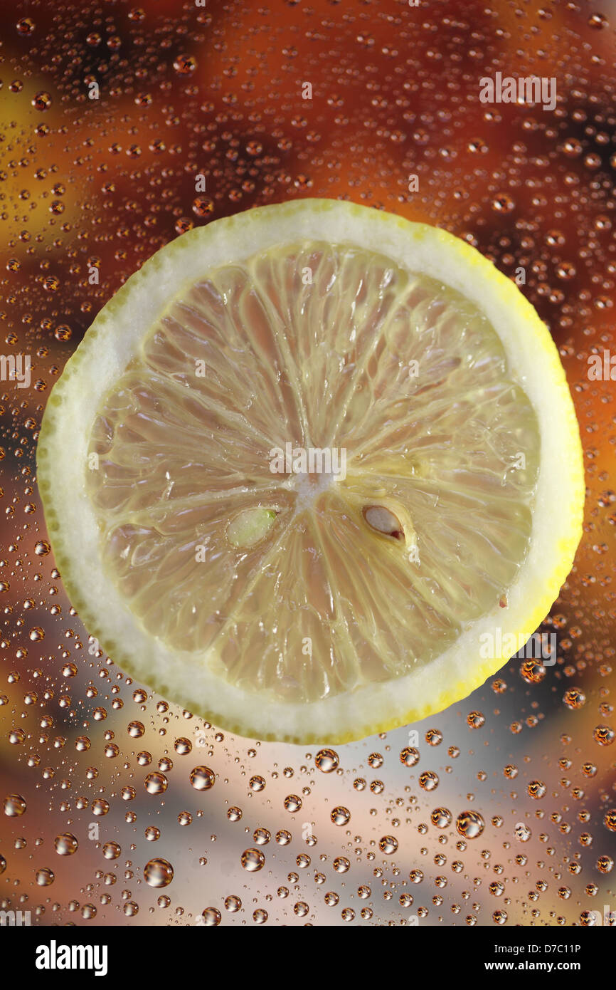 Gocce di limone circondato da acqua Foto Stock