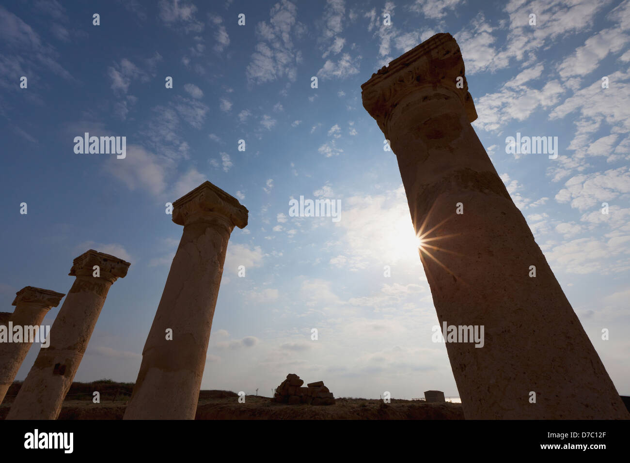 La luce del sole che splende su una fila di colonne;Paphos Cipro Foto Stock