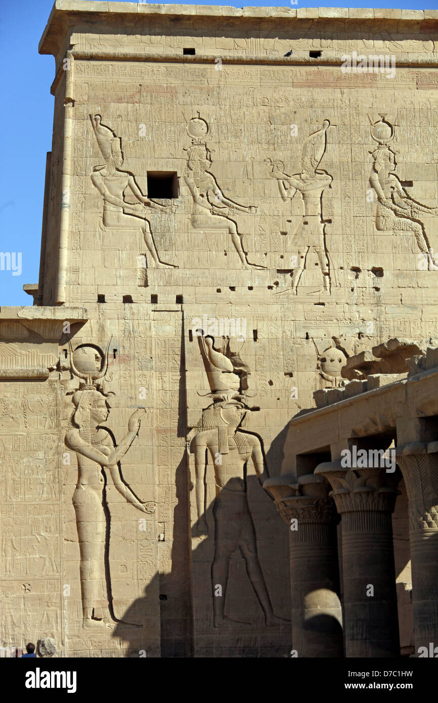 Il carving sul pilone del tempio di Iside PHILAE AGILKIA ISLAND ASWAN EGITTO 10 Gennaio 2013 Foto Stock