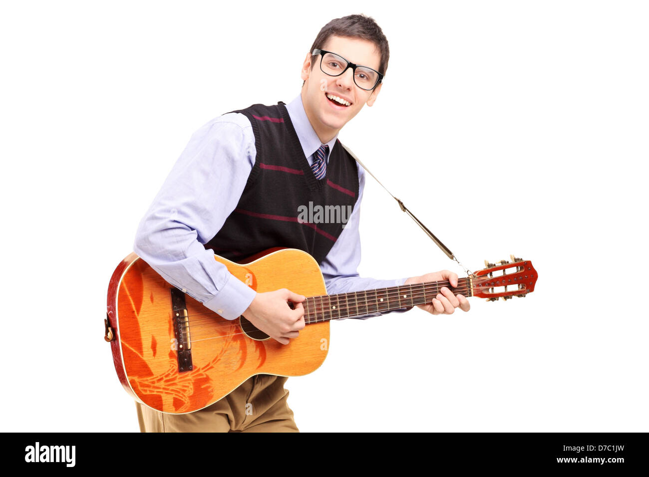 Un giovane maschio di suonare una chitarra isolata contro uno sfondo bianco Foto Stock