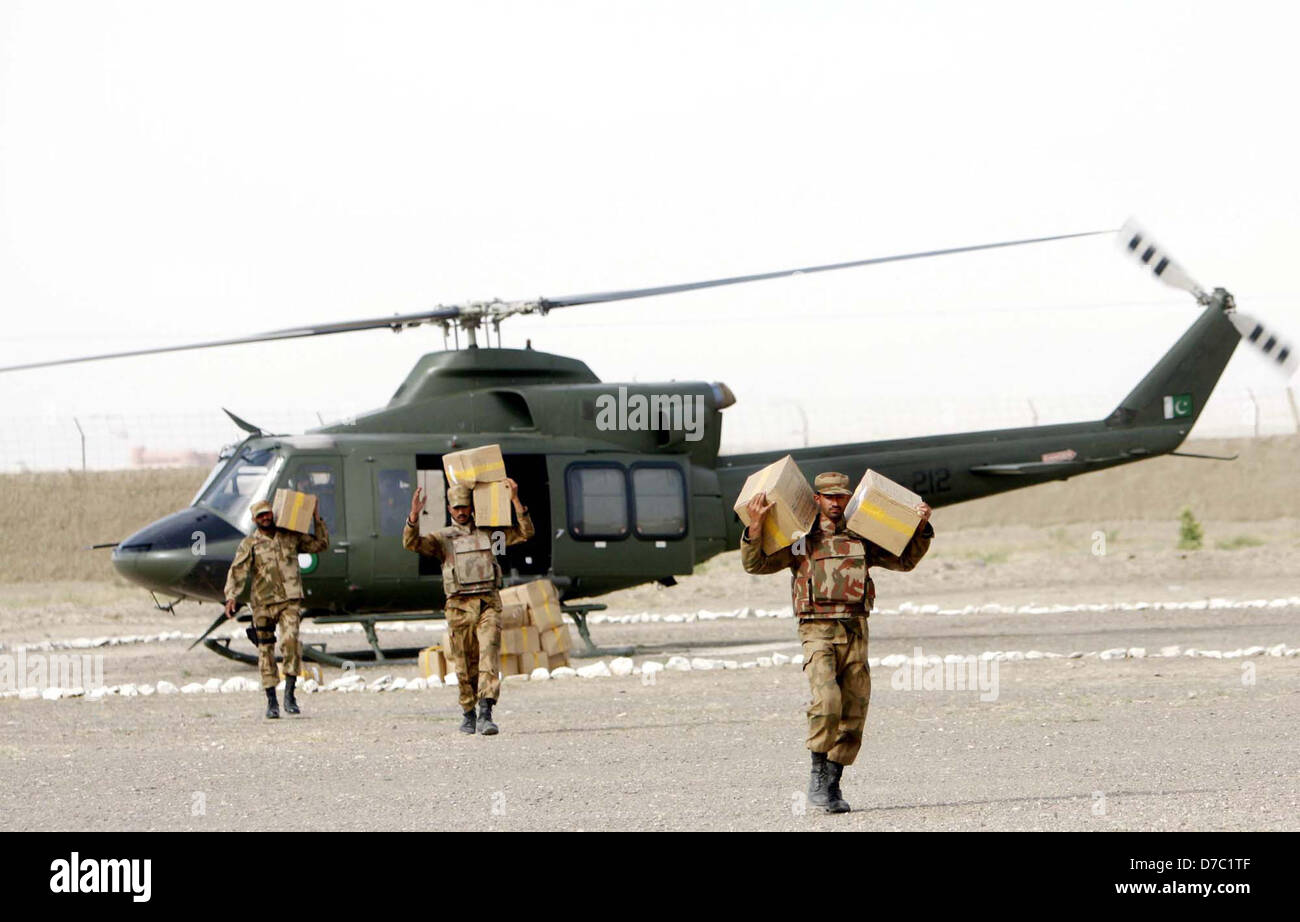 Esercito pakistano soldati trasportare le scatole delle schede elettorali di PB-11 e NA-262 dall'esercito elicottero, a Qila Abdullah area in Chaman per venerdì 3 maggio 2013, 2013. Commissione elettorale del Pakistan fornito materiali di interrogazione attraverso l'elicottero in Pakistan città di confine Chaman, Distretto Qila Abdulla Chaman è dichiarata sensibile in Balochistan. Foto Stock