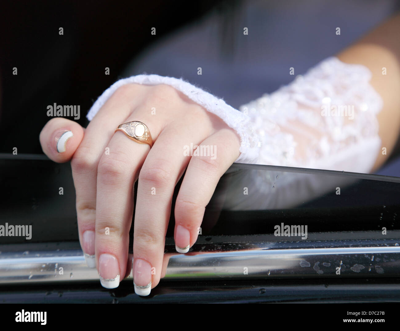 Incollaggio a mano al di fuori dell'auto nuziale Foto Stock