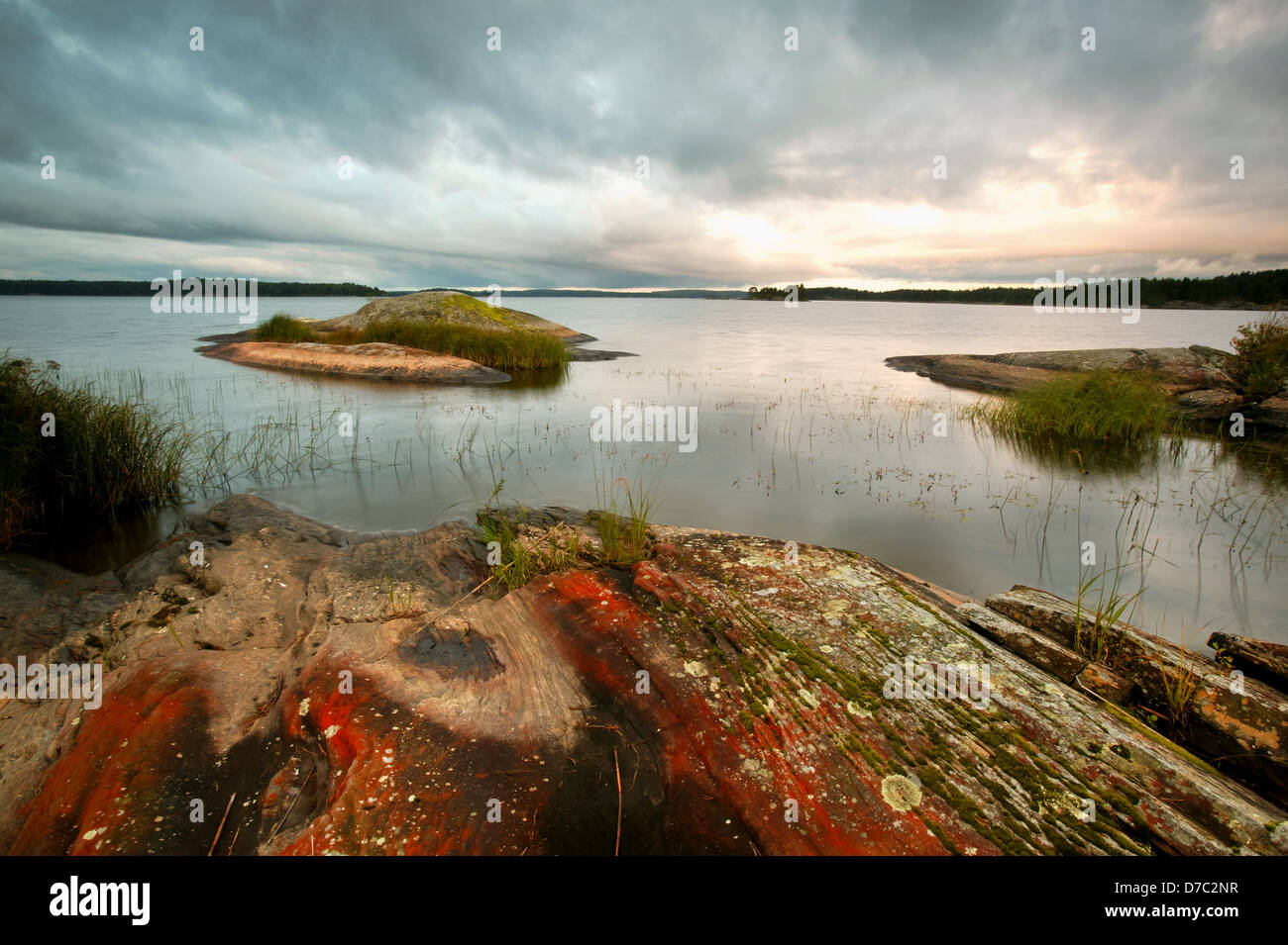Rocce colorate a Lefseholmene nel lago Vansjø in Østfold, Norvegia. Vansjø è una parte dell'acqua sistema chiamato Morsavassdraget. Foto Stock