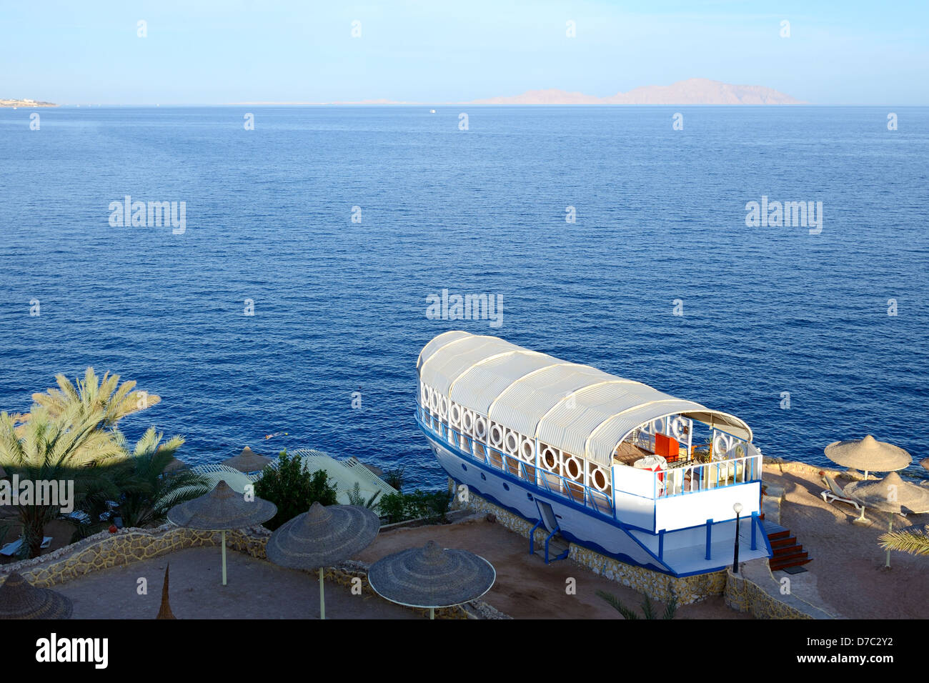 Ristorante esterno basato su una vecchia barca per pesca a popolare hotel Sharm el Sheikh, Egitto Foto Stock