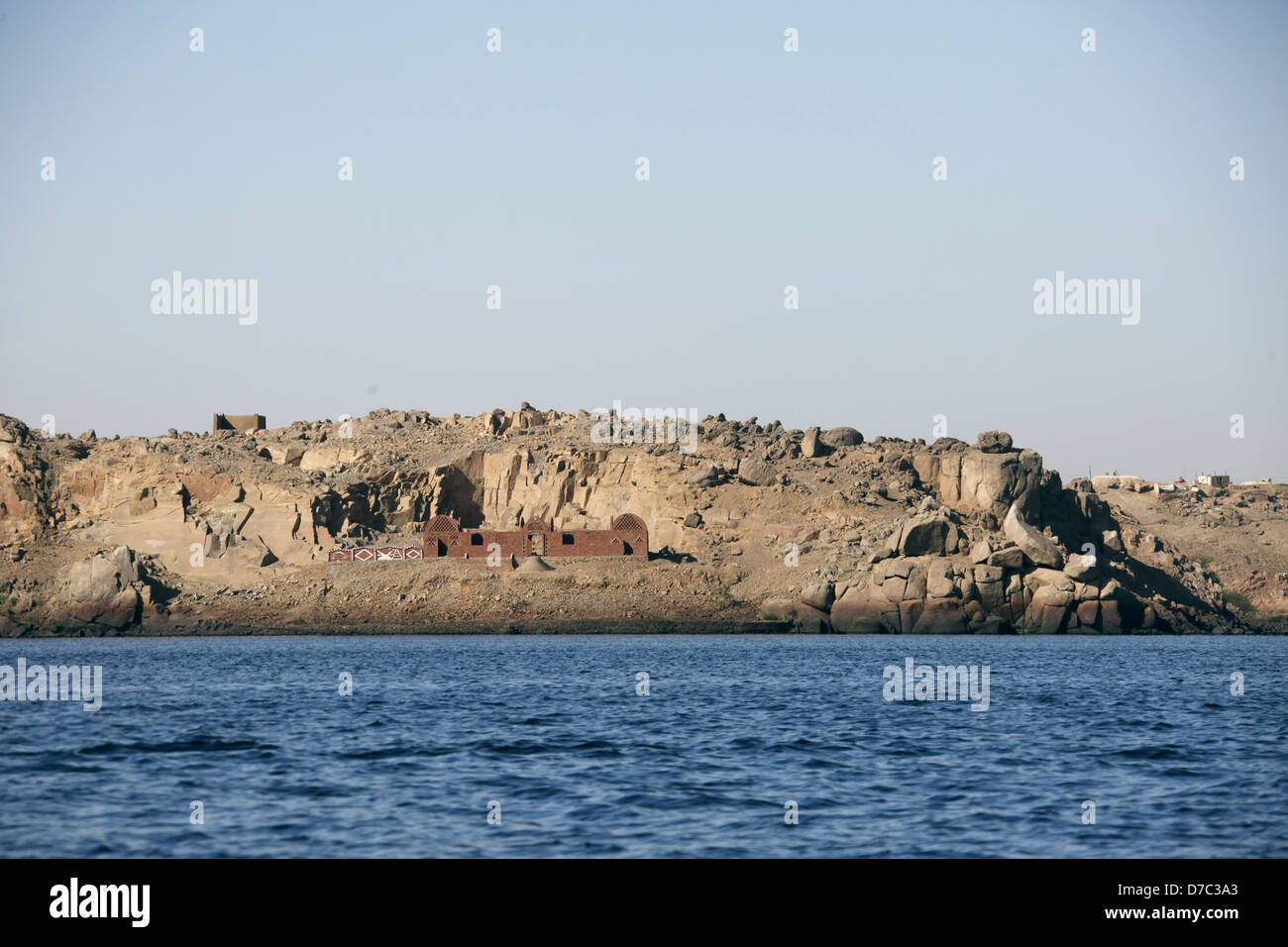 Parete in scogliera SUL LAGO NASER vicino a diga di Assuan Egitto 10 Gennaio 2013 Foto Stock