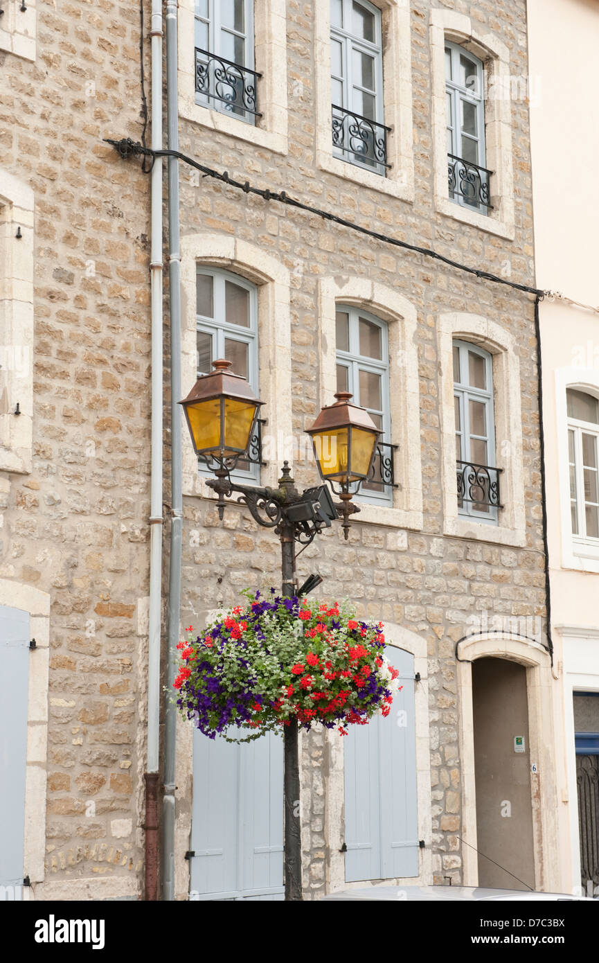 Vecchia strada lampada e fiori pittoresca Boulogne-Sur-Mer Francia Europa UE Foto Stock