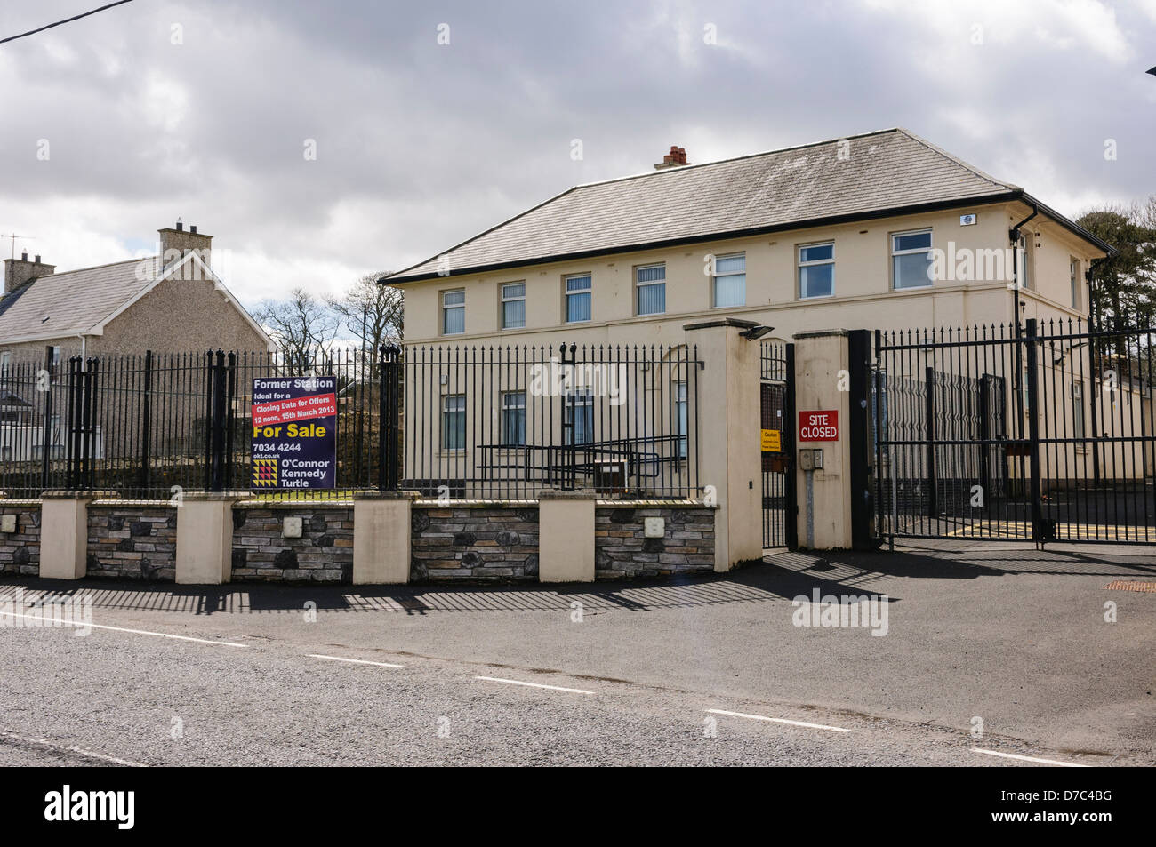 Ex RUC/PSNI stazione di polizia per la vendita dopo essere stato chiuso. Foto Stock