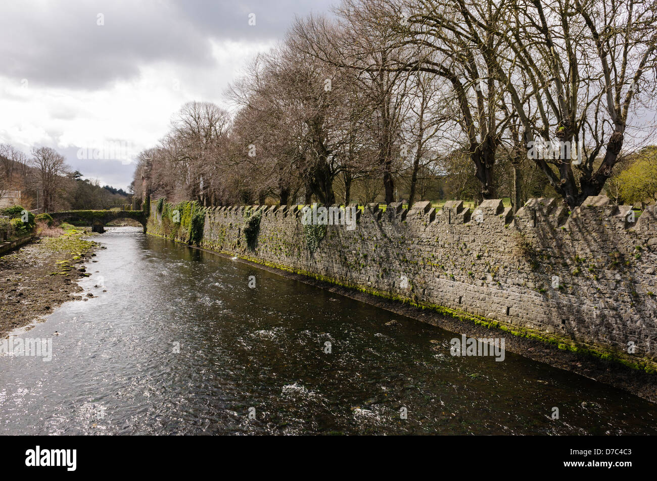 Fiume Glenarin fuori dalle mura di Glenarm Castle Foto Stock