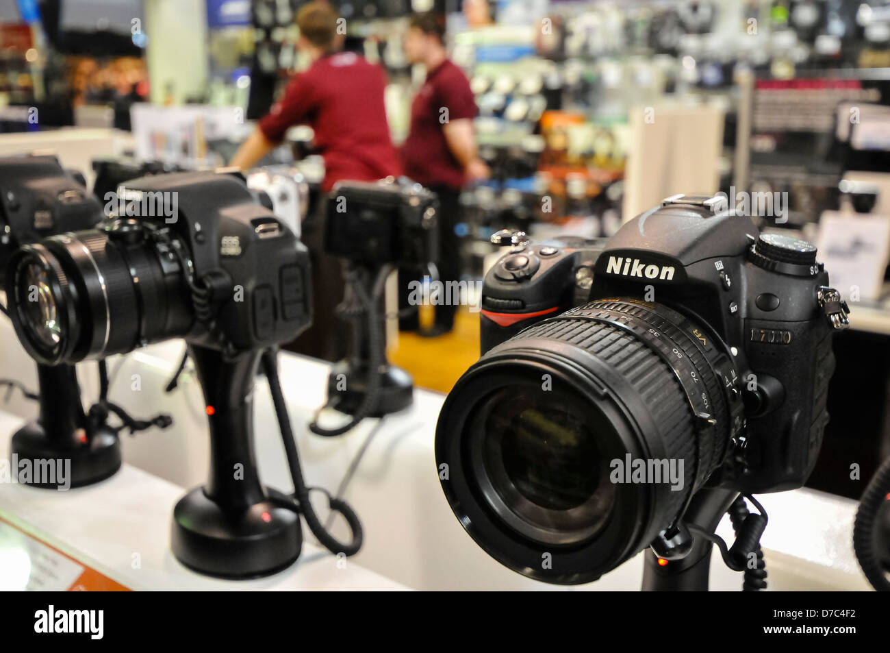 Vendita di fotocamere in una Dixons Travel shop airport. Foto Stock